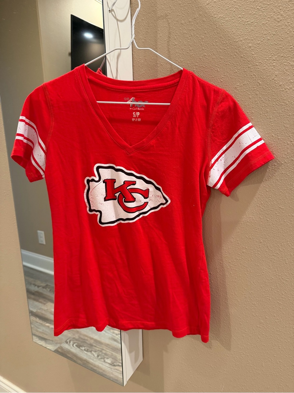 Source Unknown Red V-Neck Kansas City Chiefs Style Tee